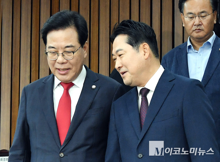 장동혁 국민의힘 대표(오른쪽)와 송언석 원내대표. 사진=M이코노미뉴스 DB