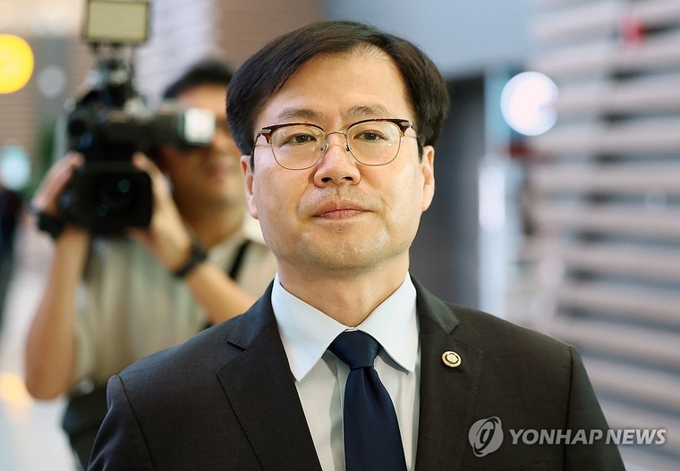 여한구 산업통상자원부 통상교섭본부장이 15일 미국과의 관세 협상 후속 협의를 위해 인천국제공항 제2터미널 출국장으로 향하고 있다. 사진=연합뉴스 