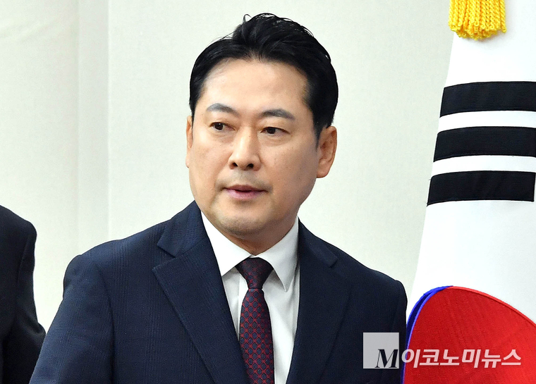 장동혁 국민의힘 대표가 지난 11일 국회 본관에서 열린 최고위원회의에 참석하고 있다. 사진=최동환 기자