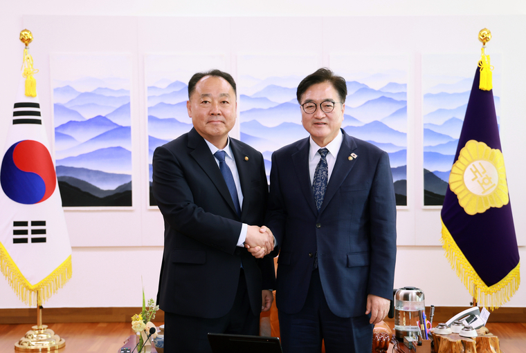 우원식(왼쪽) 국회의장과 손인혁 신임 헌법재판소 사무처장이 15일 국회의장 집무실에서 접견하고 기념촬영하고 있다. 사진=국회사무처