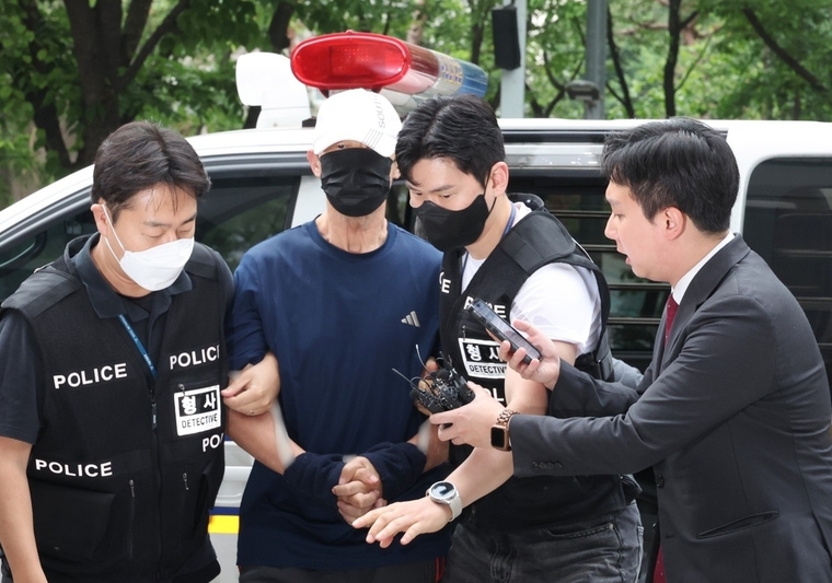 서울 지하철 5호선 열차 안에 불을 지른 60대 남성이 2일 영장실질심사를 위해 서울 양천구 서울남부지법에 출석하고 있다. 사진=연합뉴스 
