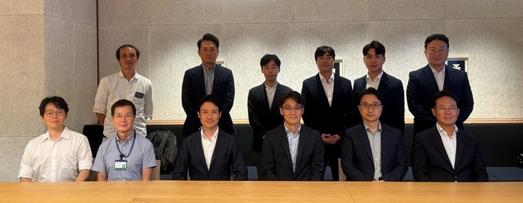 차대산 케이뱅크 CTO(앞줄 왼쪽 네번째)와 최재혁 케이뱅크 디지털자산TF장(뒷줄 왼쪽 네번째)을 비롯한 '팍스프로젝트' 관계자들이 지난 10일 도쿄에서 진행된 팍스프로젝트 종료 보고회에서 기념 촬영을 하고 있다. 사진=케이뱅크 제공 