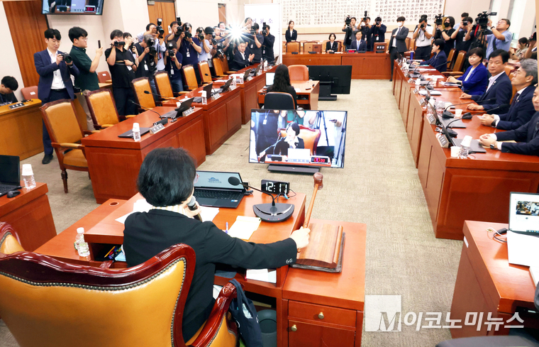국민의힘 법사위 위원들이 퇴정한 가운데 야당 간사 선임 안건이 더불어민주당 주도로 부결됐다. 사진=최동환 기자