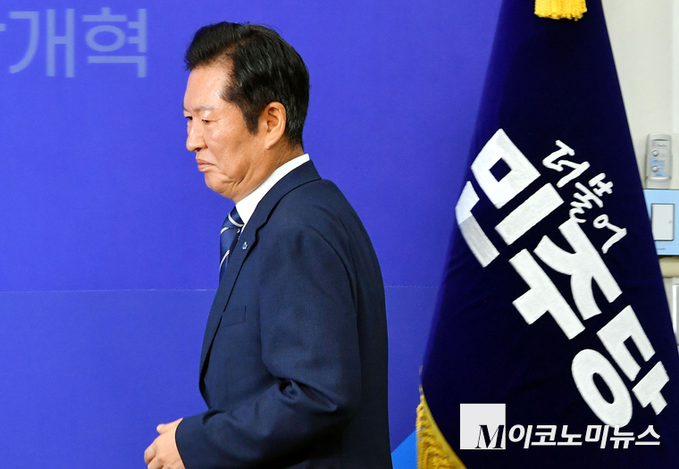 정청래 더불어민주당 대표가 11일 국회 본관에서 열린 최고위원회의에 참석하고 있다. 사진=최동환 기자