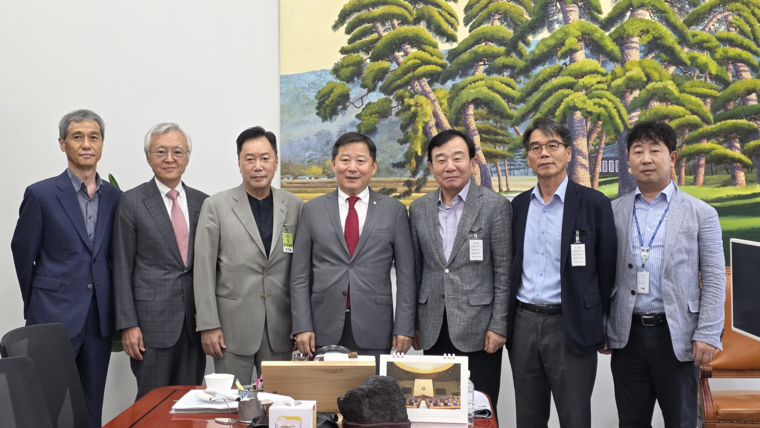 한국석유유통협회 회장단이 이철규(가운데) 국회 산자위원장 예방했다. 사진=석유유통협회
