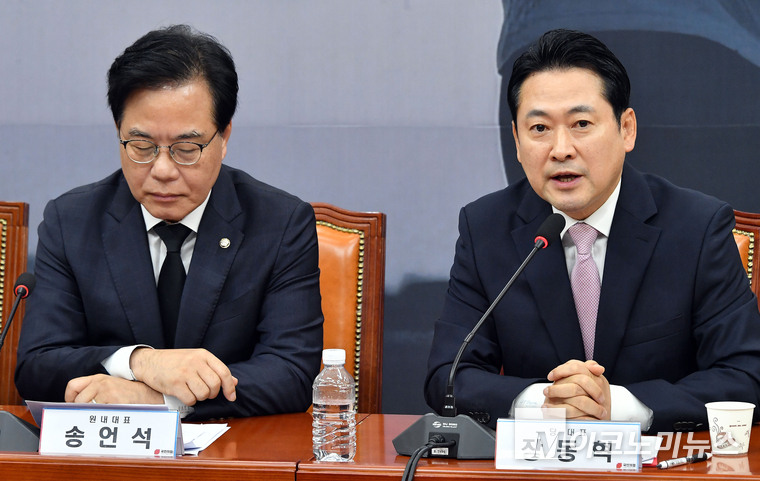 지난 1일 장동혁 국민의힘 대표와 송언석 원내대표가 최고위원회의에 참석해 있다. 사진=최동환 기자