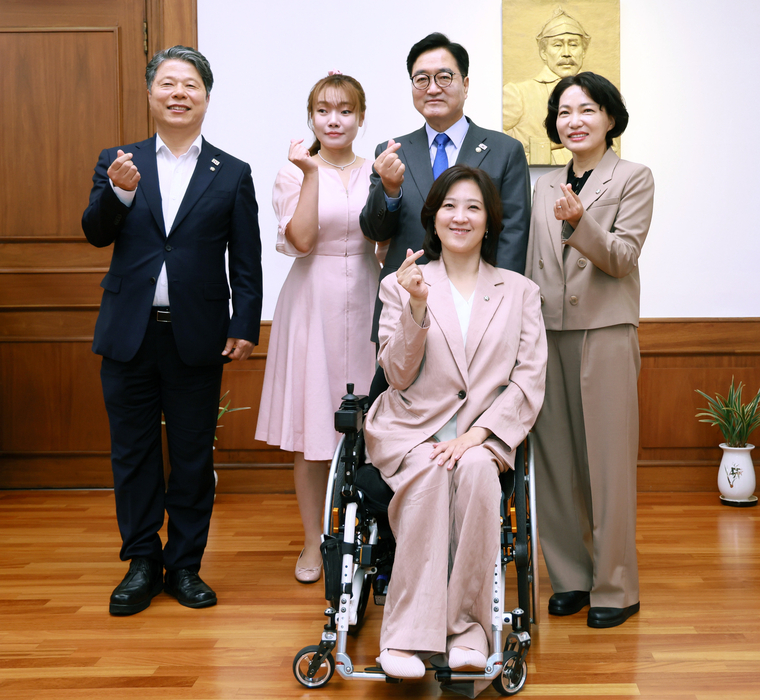 왼쪽부터 서영석·김예지 의원, 우원식 국회 의장, 서미화·최보윤 의원. 사진=국회사무처
