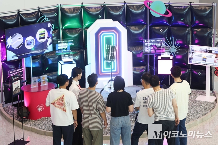 슈퍼스타트 데이 2025에서 LG 직원들이 LG의 카메라 모듈, 배터리 셀, 통신 모듈용 안테나가 탑재된 무인탐사연구소의 달 탐사 로버에 대한 설명을 듣고있다. 사진=LG제공 