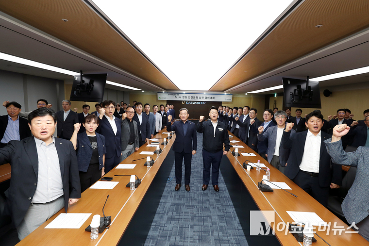 김보현(중앙 왼쪽) 대우건설 대표와 심상철(중앙 오른쪽) 노조위원장이 9월 17일 을지로 대우건설 본사에서 진행된 노사 합동 안전문화 결의대회에서 기념촬영을 하고 있다. 사진=대우건설.