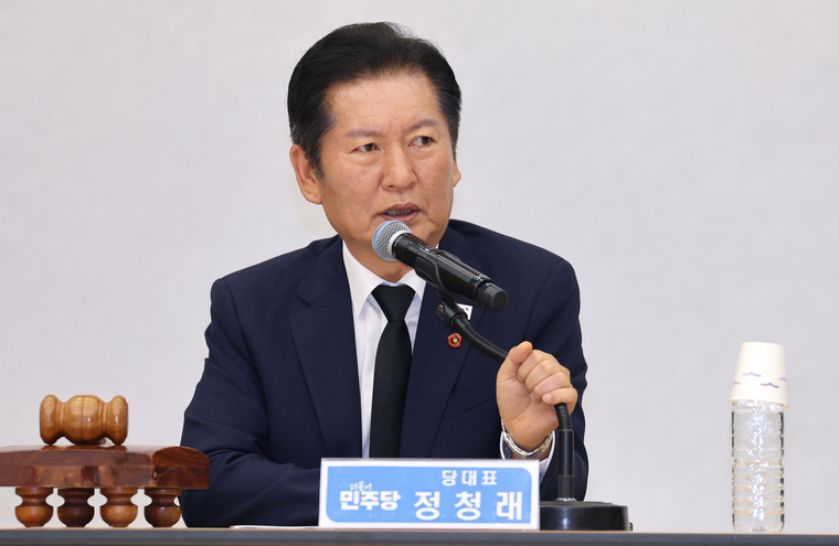 17일 4·3평화공원에서 열린 더불어민주당 최고위원회의에서 정청래 대표가 발언하고 있다. 사진=연합뉴스