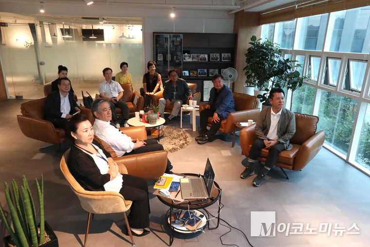 16일 열린 편집위원회에서 참석자들이 M이코노미뉴스의 보고내용을 영상으로 시청하고 있다. 오른쪽부터 박성하 편집위원장, 김경태, 박명천, 김미경, 정성봉, 장미희 위원, 김헌정 심의위원장, 조재성 대표, 김소영 편집국장 