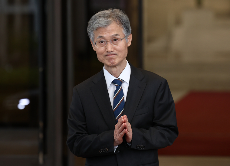 조희대 대법원장이 지난 17일 서울 서초구 대법원에서 퇴근하기 위해 이동하며 두 손을 모으고 있다. 사진=연합뉴스