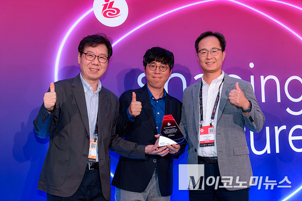 류성걸 픽스트리 개발본부장, 나태영 SKT Gen AI개발팀장, 조형준 SKB 본부장(좌부터)이 기념촬영했다. 사진=SKT