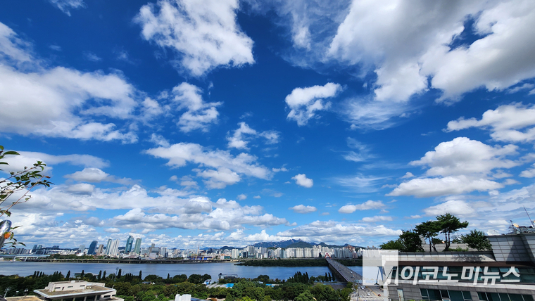 18일 서울 여의도에서 바라본 하늘. 사진=최동환 기자