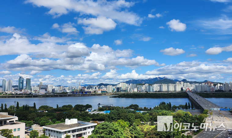 18일 서울 여의도에서 바라본 하늘. 사진=최동환 기자
