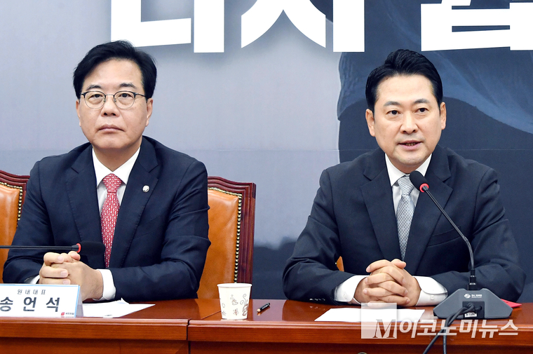 장동혁 국민의힘 대표(오른쪽)가 18일 국회 본관에서 열린 최고위원회의에서 발언하고 있다. 사진=최동환 기자