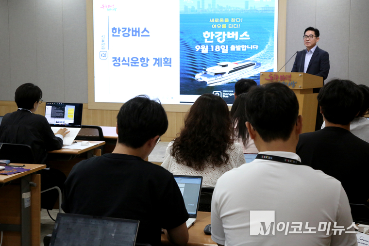 서울시는 지난 15일 국내 최초 수상 대중교통 수단 한강버스가 오는 18일 첫 운항에 들어간다고 밝혔다. 사진=최동환 기자