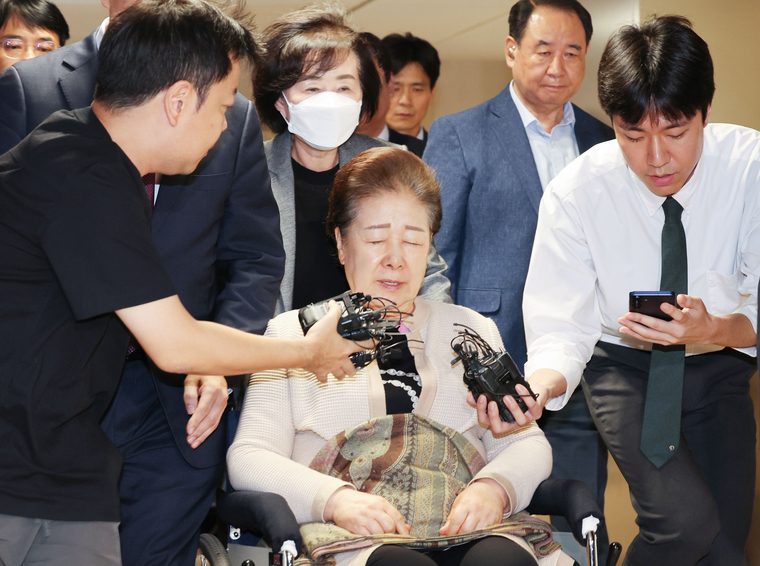 한학자 통일교 총재가 지난 17일 서울 종로구 KT광화문빌딩에 마련된 민중기 특별검사팀 사무실에서 조사받고 귀가하고 있다. 사진=연합뉴스