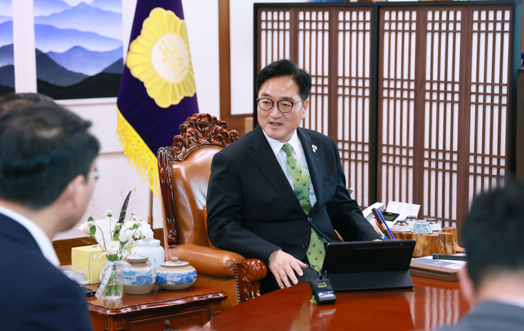 우원식 국회의장이 18일 의장집무실에서 최교진 사회부총리 겸 교육부장관, 김윤덕 국토교통부장관을 연이어 접견했다. 사진=국회사무처