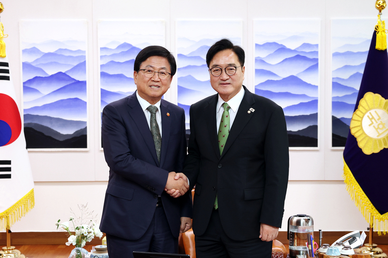 우원식 국회의장이 18일 의장집무실에서 최교진 사회부총리 겸 교육부장관과 접견하고 기념촬영하고 있다. 사진=국회사무처