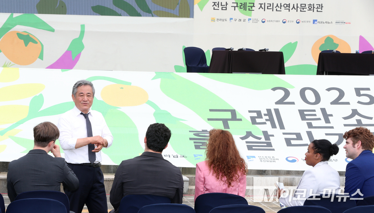 조재성 흙살리기운동본부 총재(M이코노미뉴스 대표)와 비정상회담 출연자들이 식전 행사전에 이야기 나누고 있다. 사진=최동환 기자