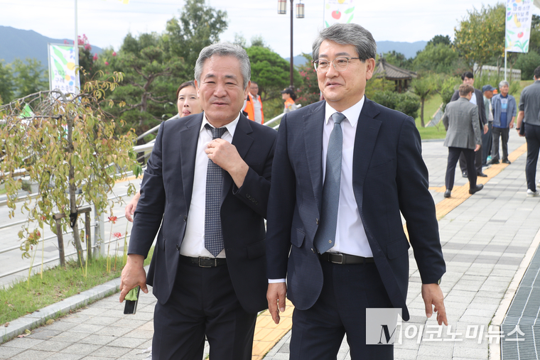 김순호 구례군수(오른쪽)와 조재성 흙살리기운동본부 총재가 19일 열린 ‘2025 탄소중립 흙 살리기 박람회’에 참석해 이야기를 나누고 있다. 사진=최동환 기자