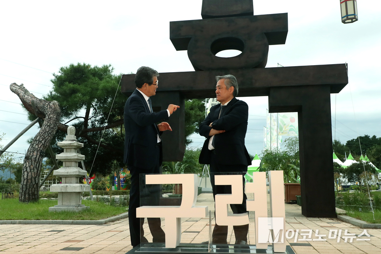 김순호 구례군수(왼쪽쪽)와 조재성 흙살리기운동본부 총재가 19일 열린 ‘2025 탄소중립 흙 살리기 박람회’에서 이야기를 나누고 있다. 사진=최동환 기자
