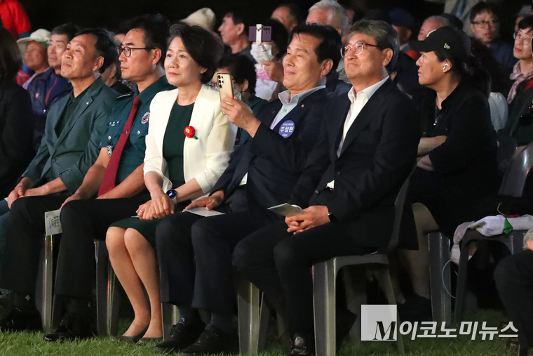 주철현 더불어민주당 의원(가운데)과 김순호 구례군수(오른쪽)는 19일 행사에 참석해 인사말을 전하고 행사를 관람했다. 사진=최동환 기자