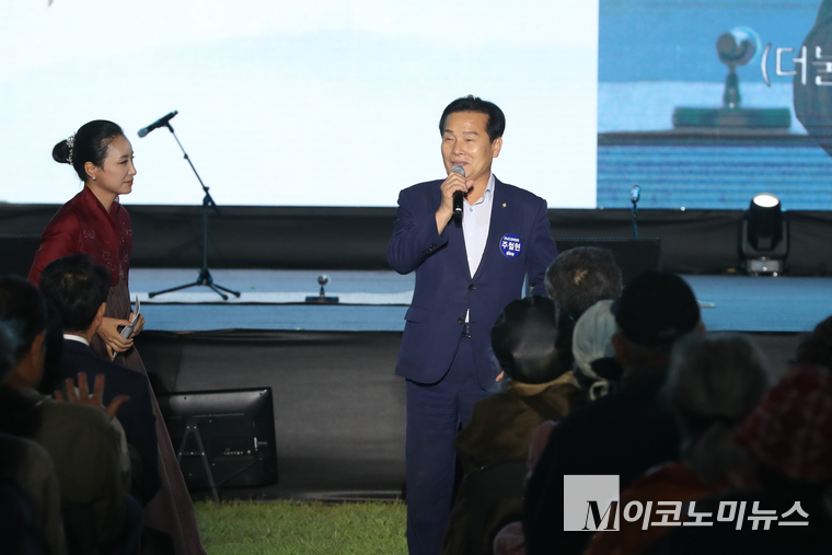 주철현 더불어민주당 의원이 19일 ‘위대한 유산, K-소리’ 2025 구례동편소리축제 참석해 인사말을 하고 있다. 사진=최동환 기자