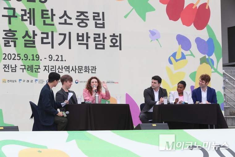 외국인 방송인들의 토크쇼 장면. 사진 최동환 기자 