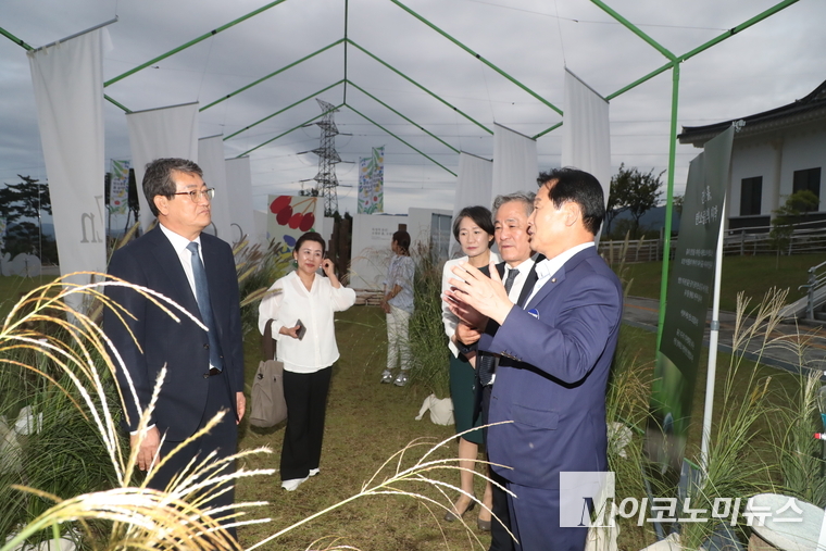 주철현 더불어민주당 국회의원이 행사장에 마련된 주제관을 돌아보며 대화를 나누는 모습. 사진 최동환 기자 