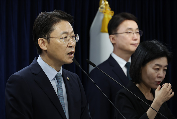 권대영 금융위 부위원장이 19일 정부서울청사에서 롯데카드 해킹 사고 관련 설명을 하고 있다. 사진=연합뉴스