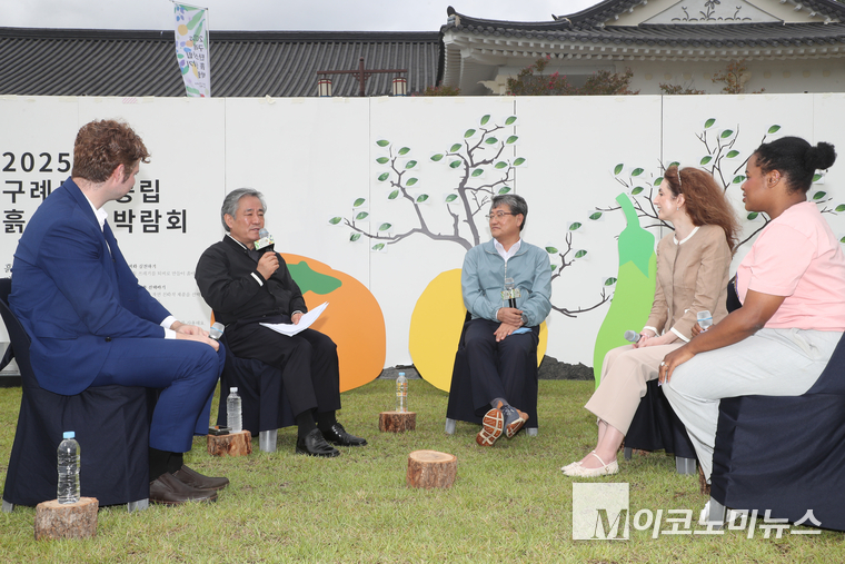 20일 '흙살리기 토크 콘서트' 현장. 왼쪽부터 카를로스, 조재성 총재, 김순호 구례군수, 크리스티나, 엘로디. 사진=최동환 기자 