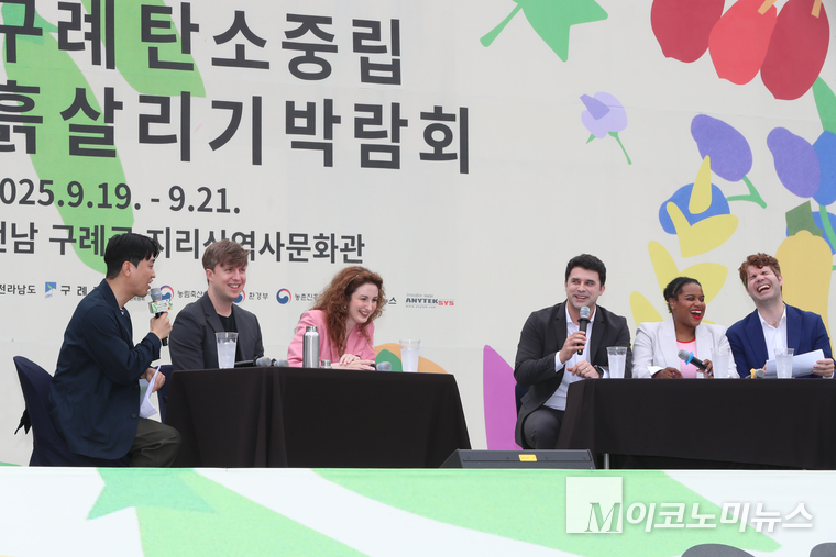 개막식을 앞두고 열린 '주제토론'에 참석한 비정상회담 맴버들. 왼쪽부터 사회자, 줄리안, 크리스티나, 프셰므스와브, 멜로디, 카를로스. 사진=최동환 기자 