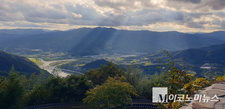 전남 구례군 사성암에서 바라 본 섬진강이 흐르는 구례군 전경. 사진=권은주 기자 