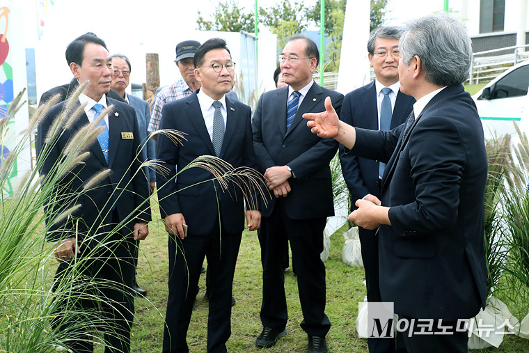 (왼쪽부터) 장길선 구례군의장, 강위원 전남도 경제부지사, 이개호 국회의원, 김순호 구례군수가 조재성 총재의 설명을 듣고 있다. 사진=최동환 기자