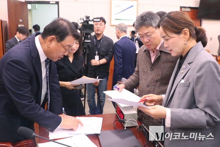 더불어민주당 소속 간사인 임오경 의원(오른쪽)과 국민의힘 소속 문체위 간사인 박정하 의원(왼쪽)과 24일 문화체육관광위원회 전체회의 산회 후 김교흥 위원장과 세부 일정에 대해 이야기 나누고 있다. 사진=최동환 기자