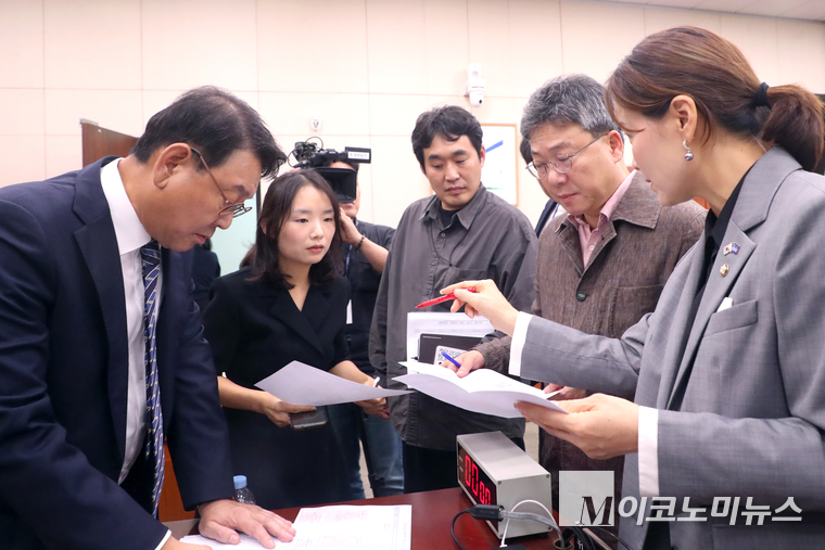 더불어민주당 소속 간사인 임오경 의원(오른쪽)과 국민의힘 소속 문체위 간사인 박정하 의원(왼쪽)과 24일 문화체육관광위원회 전체회의 산회 후 김교흥 위원장과 세부 일정에 대해 이야기 나누고 있다. 사진=최동환 기자