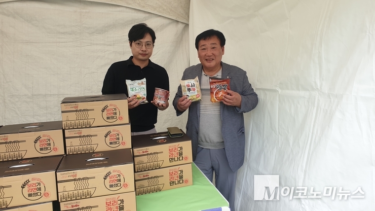 ‘2025 구례 탄소중립 흙살리기 박람회’에 기업 부스로 참여한 '라이프드림'. 고계곤 조합장(오른쪽)과 회사 관계자가 제품을 들어 보이고 있다. 사진=권은주 기자 