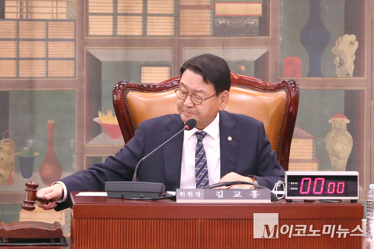 김교흥 국회 문화체육관광위원회 위원장이 24일 국회 본관에서 열린 전체회의에서 의사봉을 두드리고 있다. 사진=최동환 기자