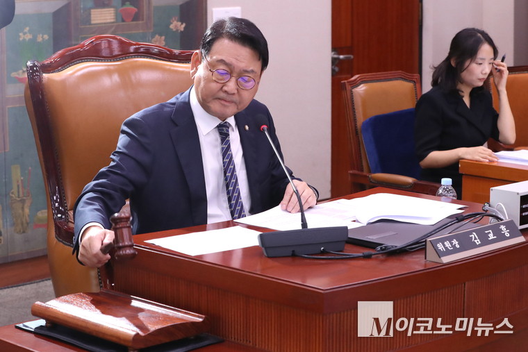 김교흥 국회 문화체육관광위원회 위원장이 24일 국회 본관에서 열린 전체회의에서 의사봉을 두드리고 있다. 사진=최동환 기자
