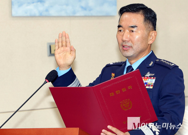 진영승 합동참모의장 후보자가 24일국회에서 열린 국방위원회 인사청문회에서 선서하고 있다. 사진=최동환 기자