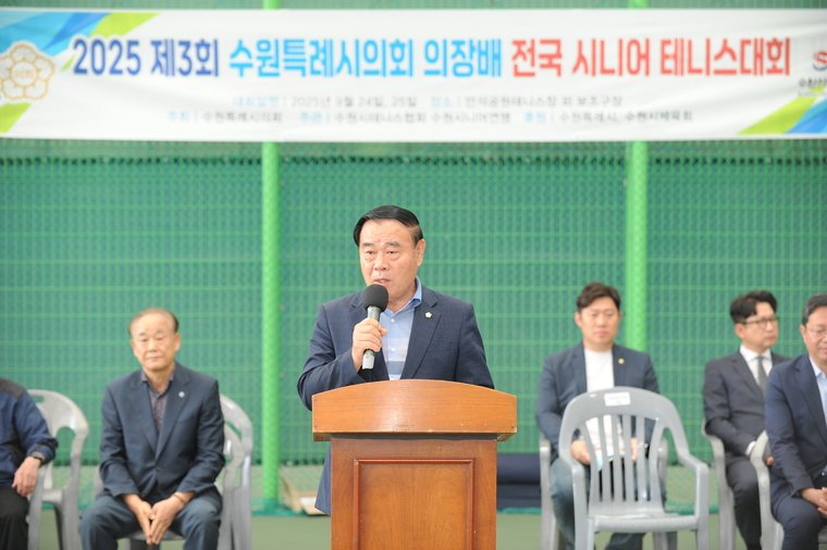 이재식 의장이 축사를 하고 있다 (수원특례시의회 제공)