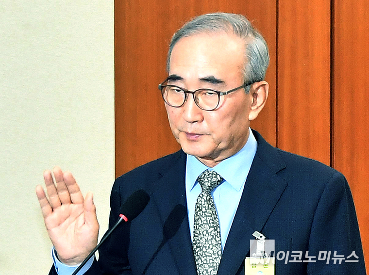 김영섭 KT 대표이사가 24일 국회 과학기술정보방송통신위원회에서 열린 대규모 해킹사고(통신·금융) 관련 청문회에 출석해 증인 선서를 하고 있다. 사진=최동환 기자