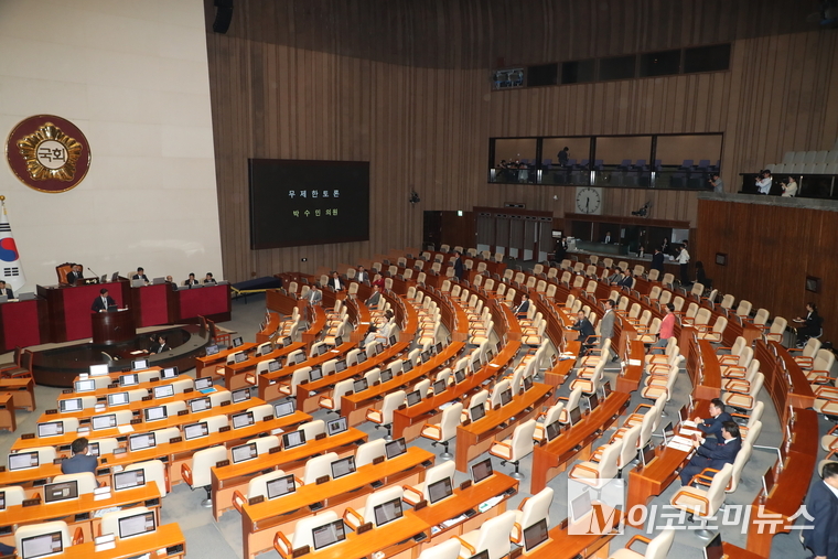 박수민 국민의힘 의원이 25일 국회에서 열린 제429회국회(정기회) 9차 본회의에서 정부조직법 일부개정법률안(대안)에 대한 무제한토론(필리버스터)을 하고 있다. 사진=최동환 기자