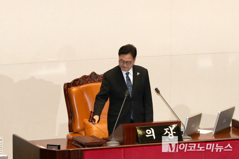 우원식 국회의장이 25일 제429회국회(정기회) 제9차 본회의에서 의사봉을 두드리고 있다. 사진=최동환 기자