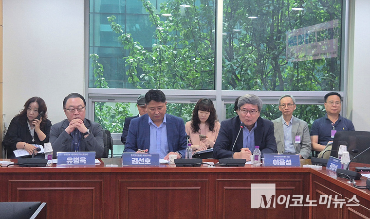 (좌부터)유병욱 강원일보 미디어총괄본부장, 김선호 한국언론진흥재단 책임연구위원, 이용성 지역신문발전위원회 위원이 앉아 있다. 사진=김영명 기자