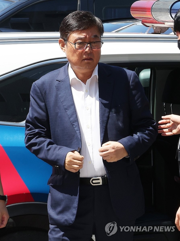 박순관 아리셀 대표가 중처법 위반 협의로 수원남부경찰서 유치장으로 들어가고 있다. 사진=연합뉴스 