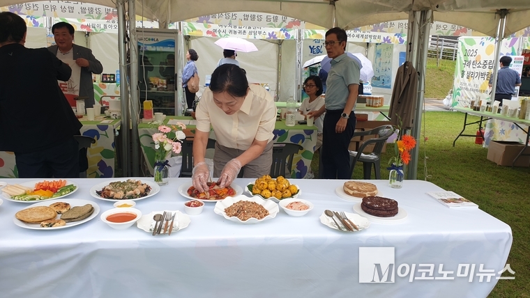 흙살리기 박람회에 기업부스로 참여한 라온오가닉. 천 대표가 환자 건강에 좋은 식단을 준비하고 있다. 사진=권은주 기자 