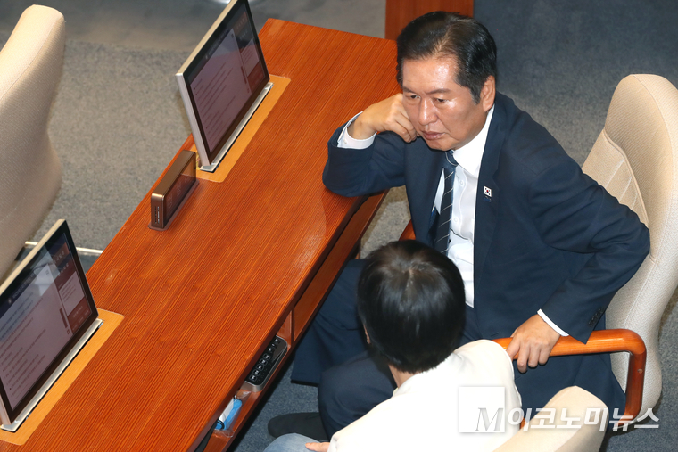 정청래 더불어민주당 대표가 어제(25일) 국회 본회의에 참석해 전현희 최고위원과 이야기 나누고 있다. 사진=최동환 기자
